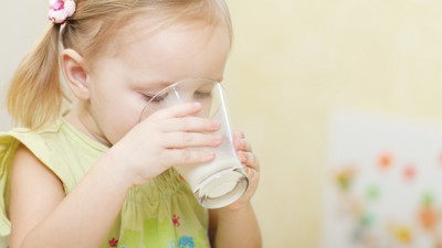 Tại sao trẻ uống sữa công thức bị táo bón thường xuyên? Cách khắc phục như thế nào?